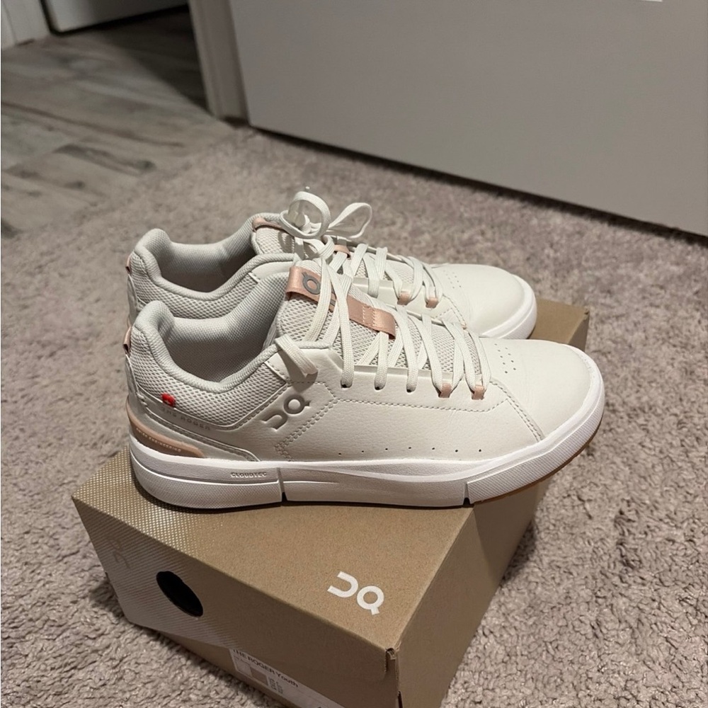 Girls Youth On Cloud The Roger Ivory & Rose Gold Sneakers - Picture 3 of 4